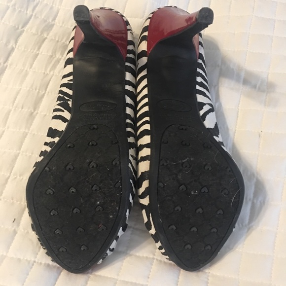 Zebra print and red heels - Picture 3 of 4